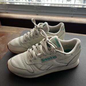 MODERN | Reebok Classics, White, Women’s Size 7